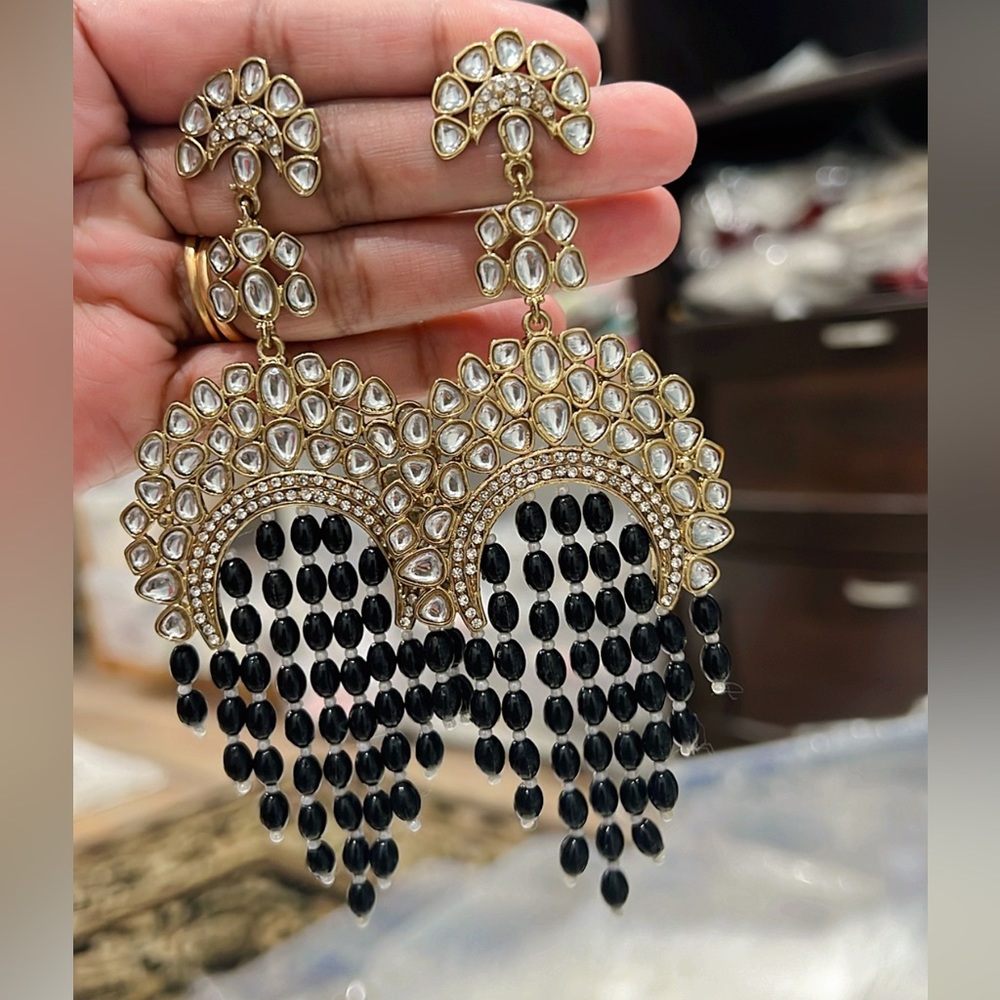 Black earrings with kundan stone
